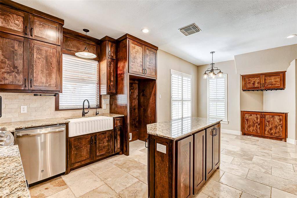 The kitchen is a chef's dream,boasting an abundance ofcustom cabinetry that offersplenty of storage space for allyour culinary essentials. Anisland takes center stage,providing a perfect spot for mealpreparation.