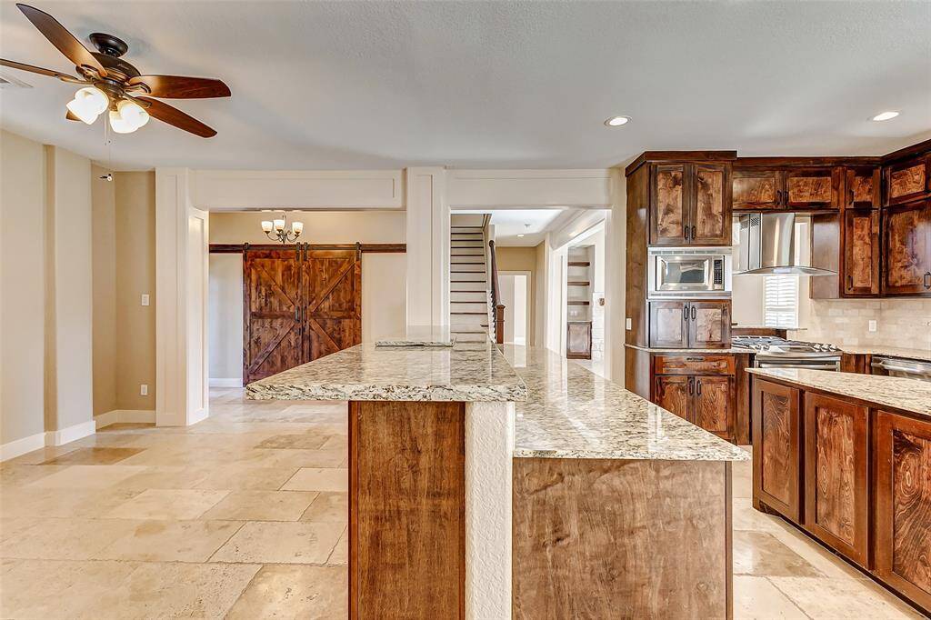 The breakfast bar that connectsthe dining room and kitchenoffers additional seating options,ideal for quick meals or casualgatherings. Breakfast bars are afunctional and stylish addition toany home, increasing usabilityand appeal.