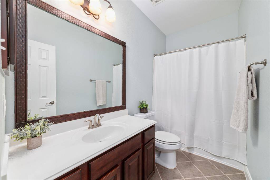 Full bathroom for the front to secondary bedrooms.  Also can be accessed by guests.