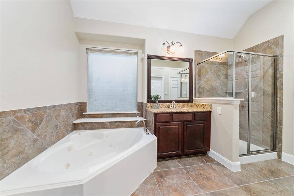 Ensuite bathroom with double sinks, soaking tub and walk in shower.
