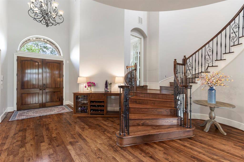 Spacious foyer that welcomes you in.