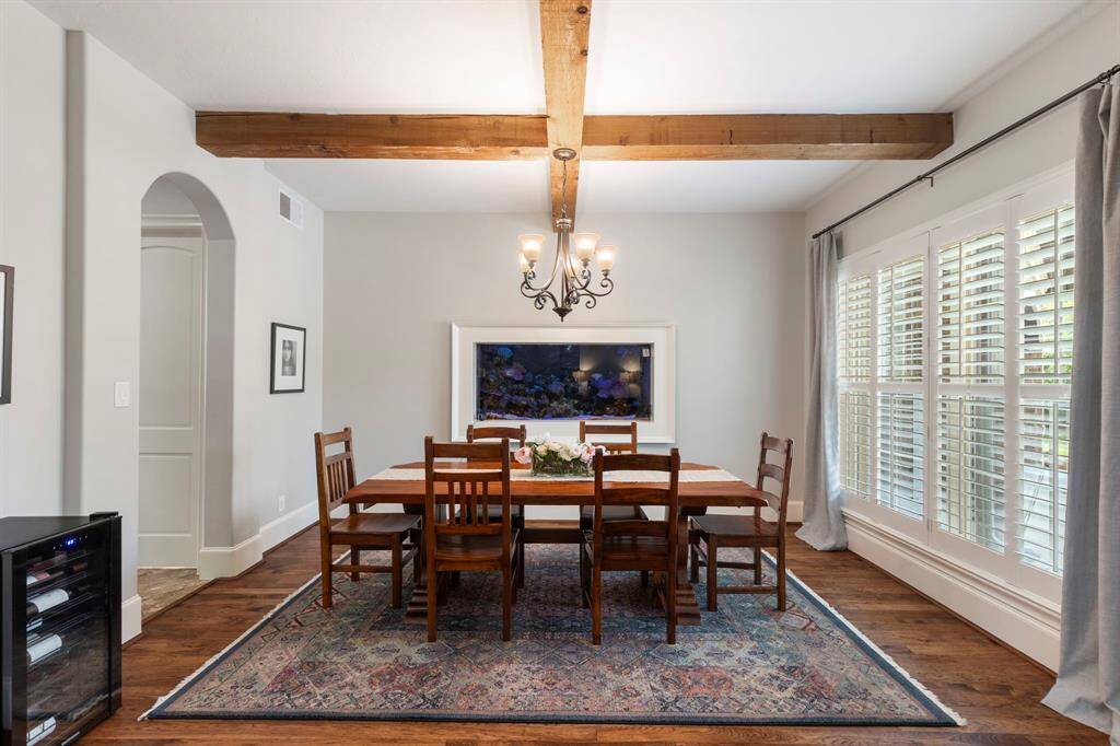 Large formal dining perfect for entertaining and bonus saltwater fishtank!
