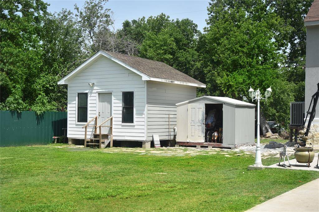 Detached cottage full bathroom.