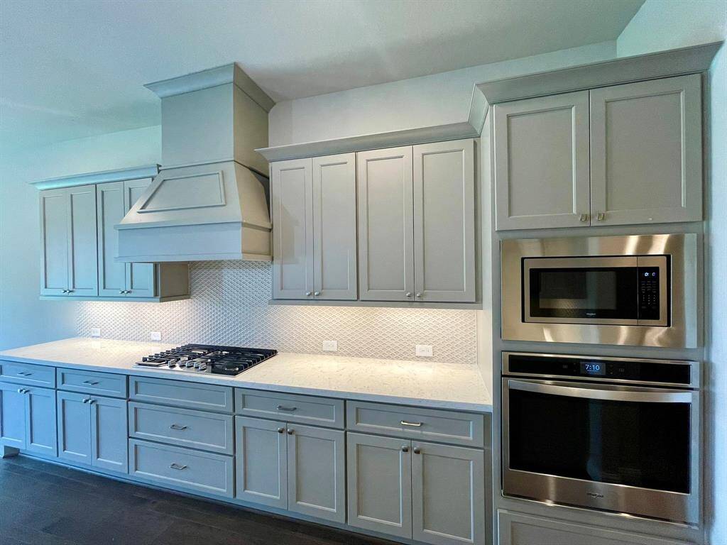 Large Oversized Drawers for Pots & Pans - with countertop space galore.