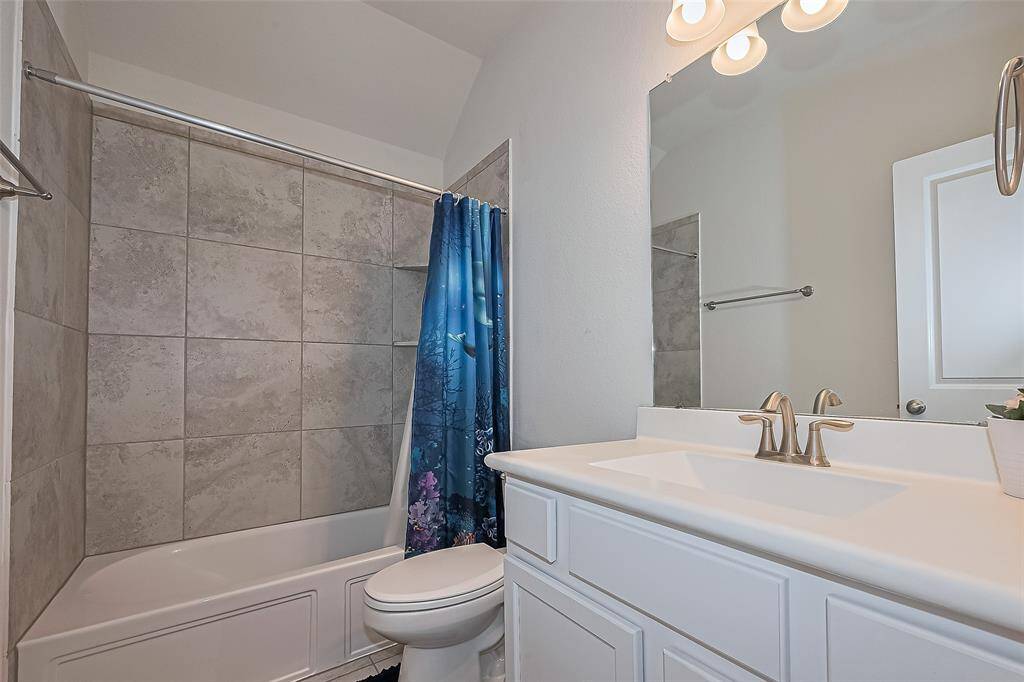 This well-designed bath offers a relaxing space with a full-sized tub, perfect for soaking away the day. Clean finishes and ample lighting create a bright, welcoming atmosphere, ideal for both everyday use and unwinding in style.