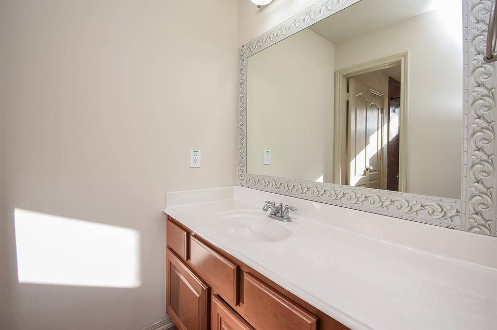 Jack and Jill bath between secondary bedrooms (#4 & 5).
