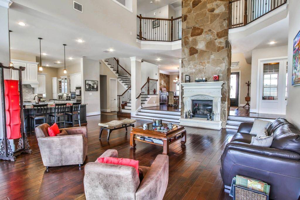 This open IMMACULATE living room is compatible with many furniture styles!
