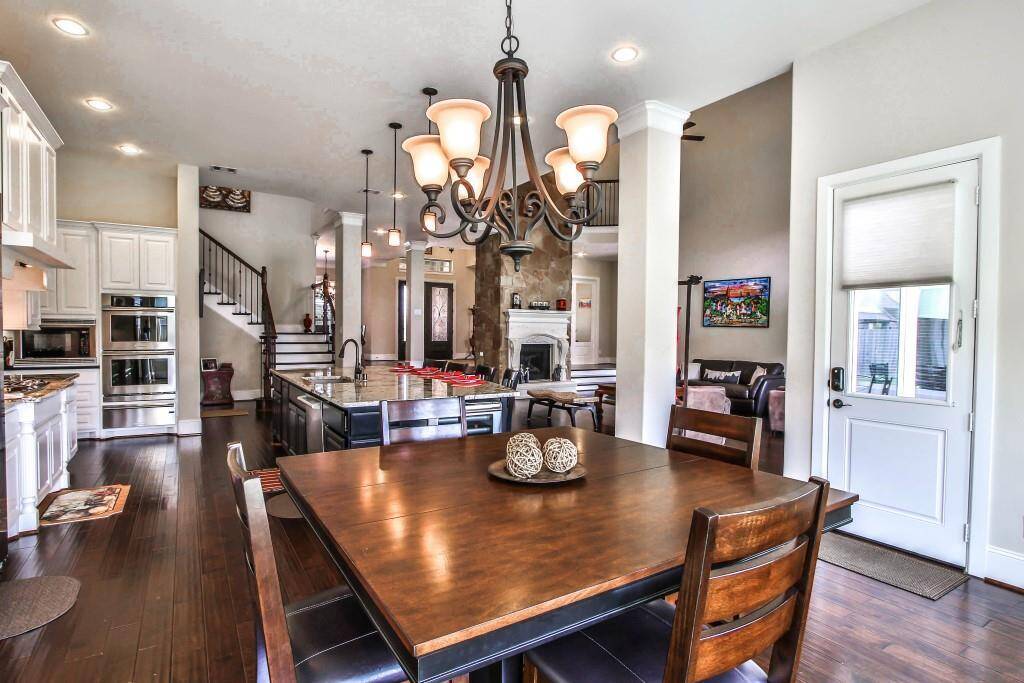 This breakfast area is just a gorgeous as the kitchen area.