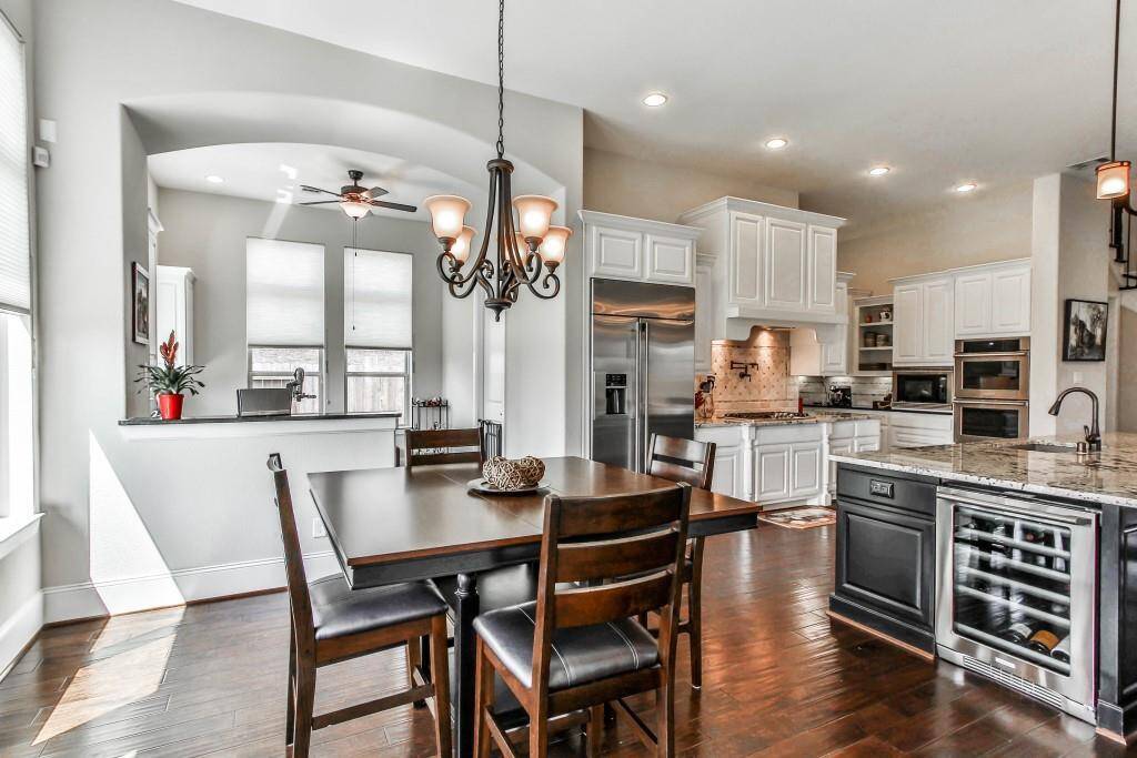 Another view of the kitchen and breakfast area.