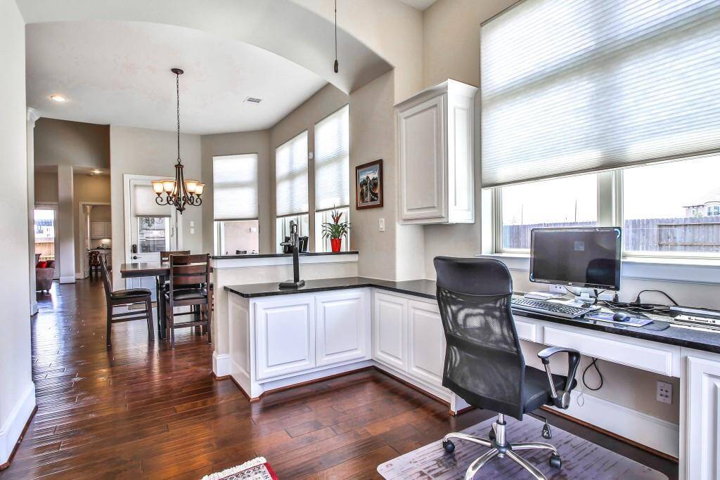 Spacious and funtional space used as second office.