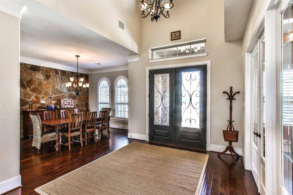 Spacious foyer opens up to a living space with welcome and warm ambience.