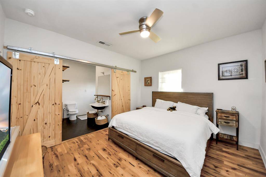 The ensuite connects seamlessly to the luxurious bath, offering both privacy and elegance. It’s rare to find this much space and flow in the heart of the city.