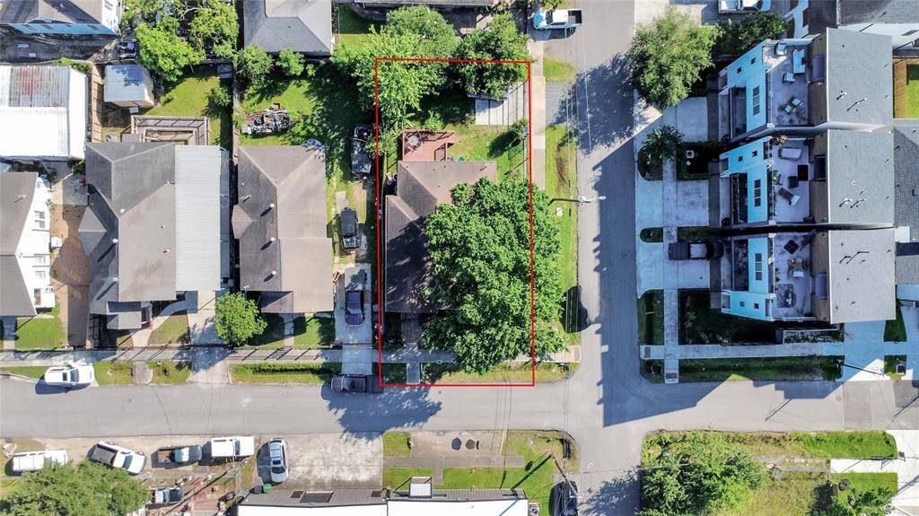 This gorgeous corner-lot home strikes a rare balance: a peaceful retreat in the heart of Houston’s most dynamic district.