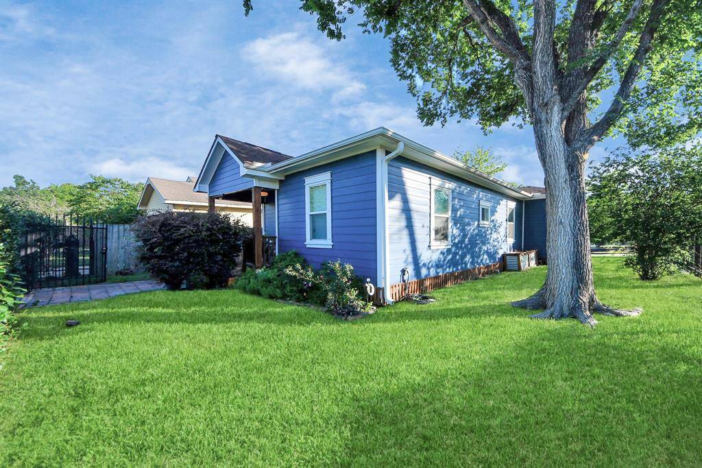 This home is found in historic EaDo, offering a charming blue bungalow-cottage home. It’s ideal for buyers who appreciate vintage character with the convenience of a manageable yard.