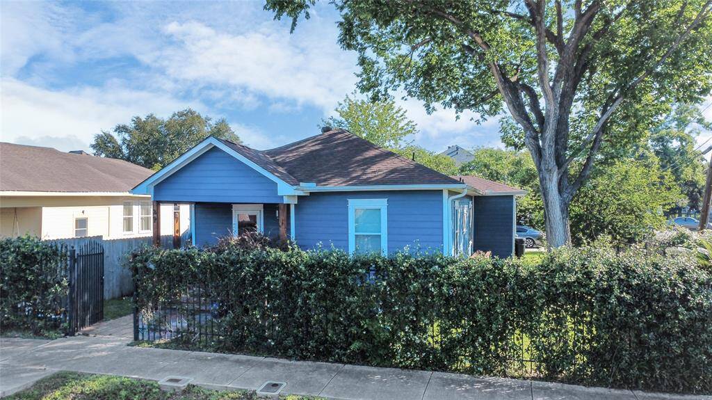 Unlike many city properties, this home offers a spacious, tree-shaded yard—ideal for entertaining, relaxing, or creating your own garden oasis. Whether you're a first-time buyer, an investor, or someone seeking a lifestyle shift, this property delivers the rare combination of privacy, green space, and prime location.