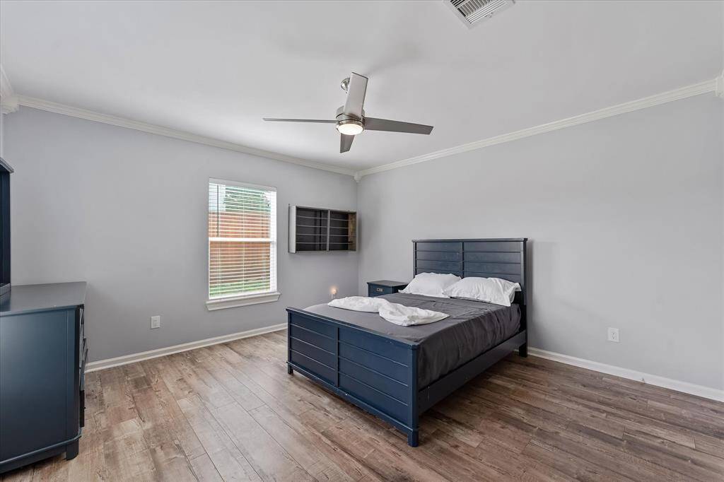 This additional bedroom with its own en-suite bathroom offers great flexibility — perfect as a guest suite, teen retreat, or private space for extended family.