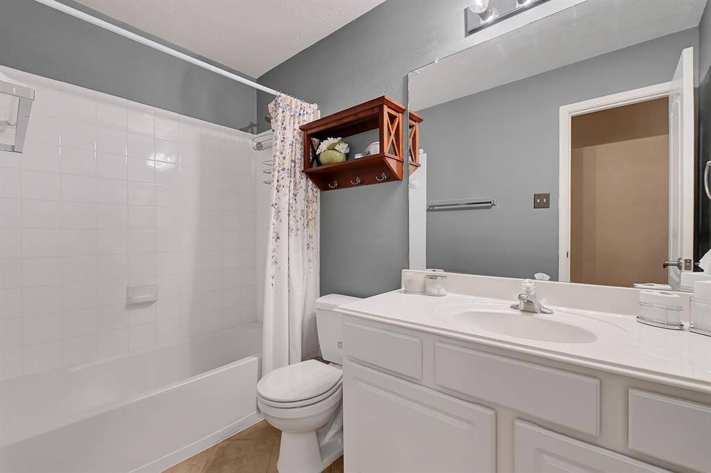 Secondary shared bathroom.