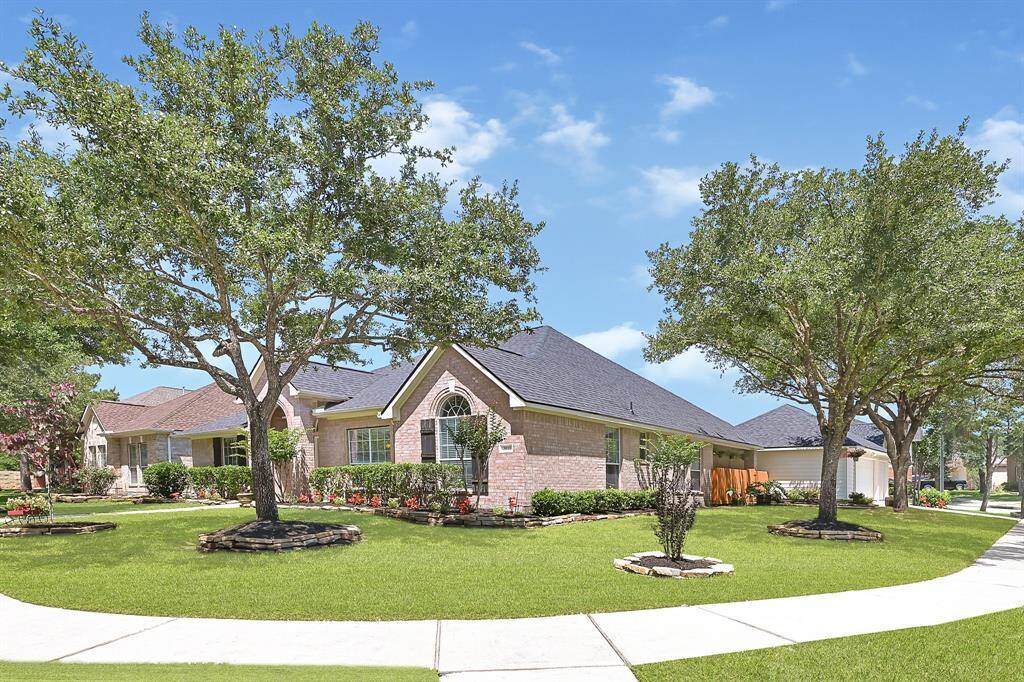 Oaks galore, situated on one of the most quiet cul-de-sac lots in the entire neighborhood!