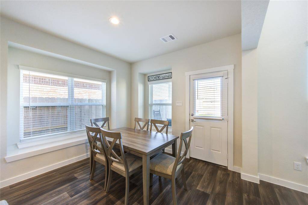 The breakfast area includes bay window seating