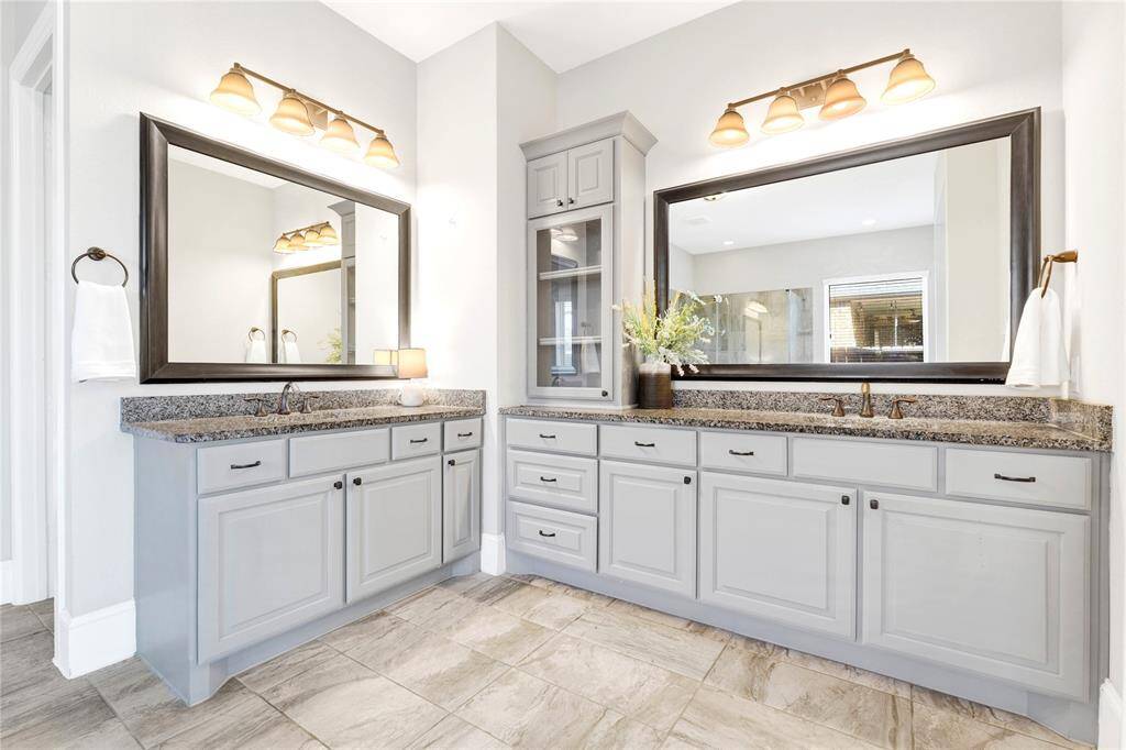 Extra storage in both vanities
