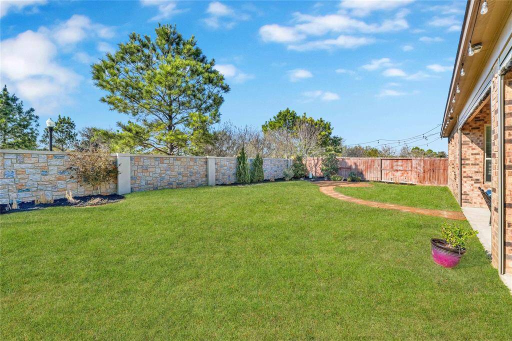 Huge lot to fit a pool or extended entertainment lounging area