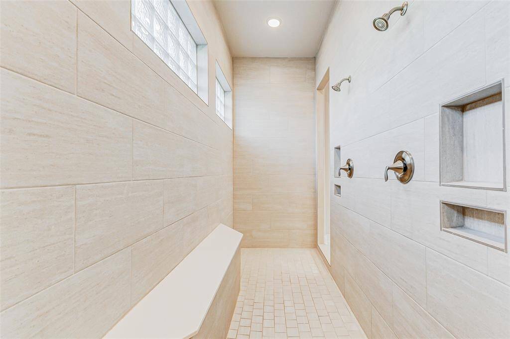 Beyond the freestanding tub liesan exceptional walk-in shower,thoughtfully designed with dualentry points, a built-in benchseat, and two shower heads fora spa-like experience. Twoobscure windows invite naturallight in while ensuring completeprivacy.