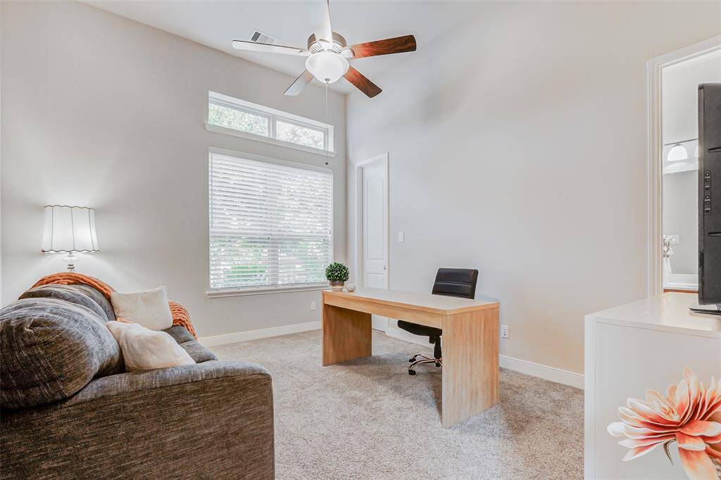 Discover a captivating first-levelguest suite conveniently situatednear the entryway, complete witha private ensuite bathroom.Plush carpeting and windowsoverlooking the yard create aspacious and inviting retreat,thoughtfully designed to ensureevery guest’s comfort andprivacy.