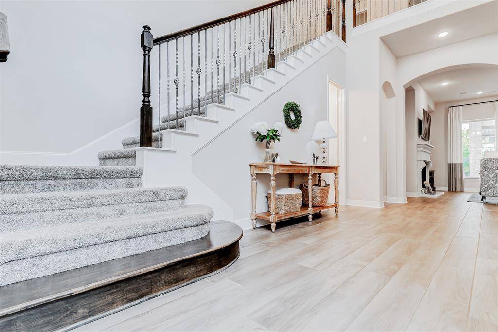 Ascend the staircase adornedwith plush carpeting and elegantwrought iron balusters to thesecond level, where you’lldiscover a spacious game room,media room, and two generouslysized secondary bedrooms.