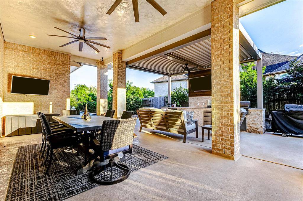This home is truly an entertainer’s dream, offering expansive outdoor space perfect for hosting gatherings—whether it’s a lively game of cornhole, cheering on your favorite team, or grilling for friends and family.