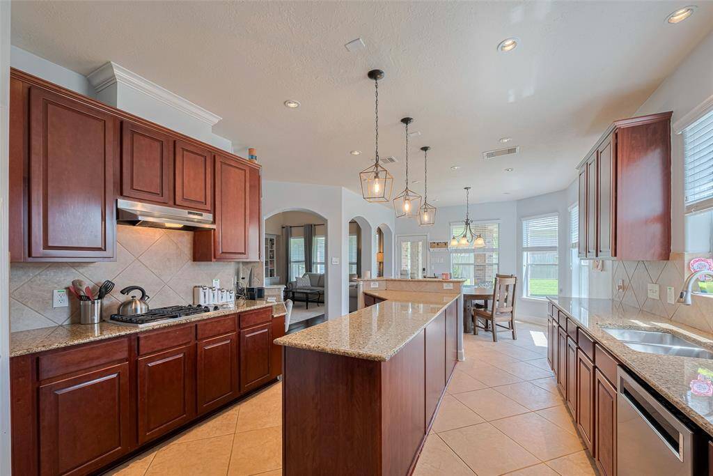 NOW THATS A KITCHEN SPACE!