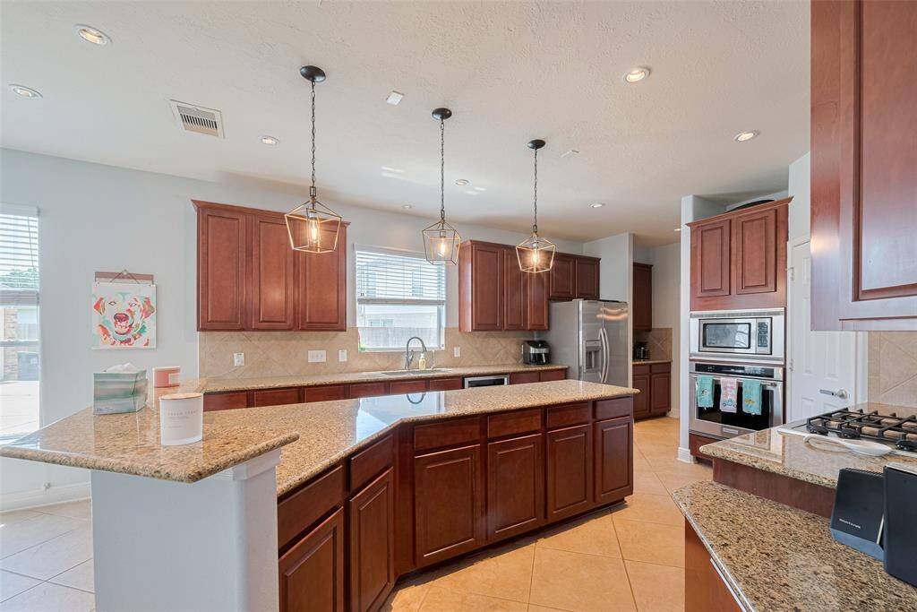 Huge central island with breakfast bar seating