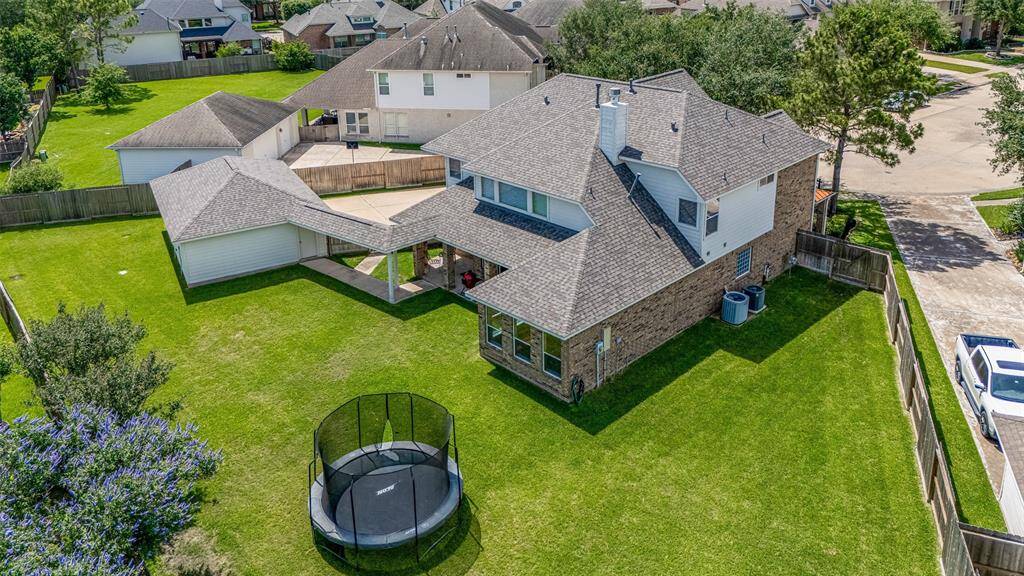 Over 1/4 acre lot with Roof in 2024 !!