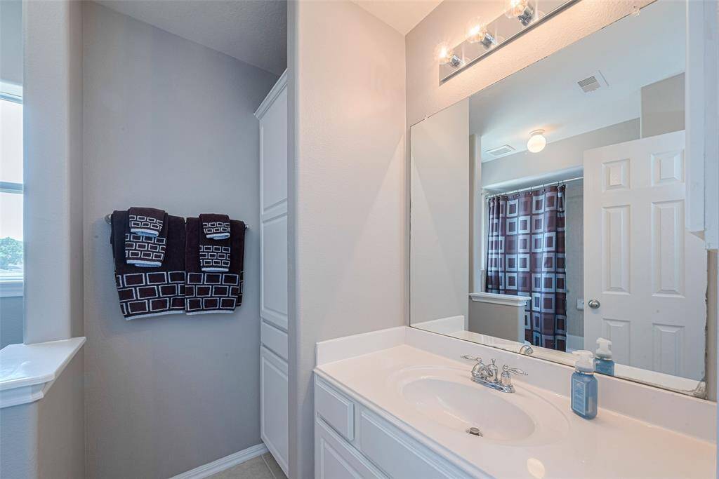 Full bathroom 2