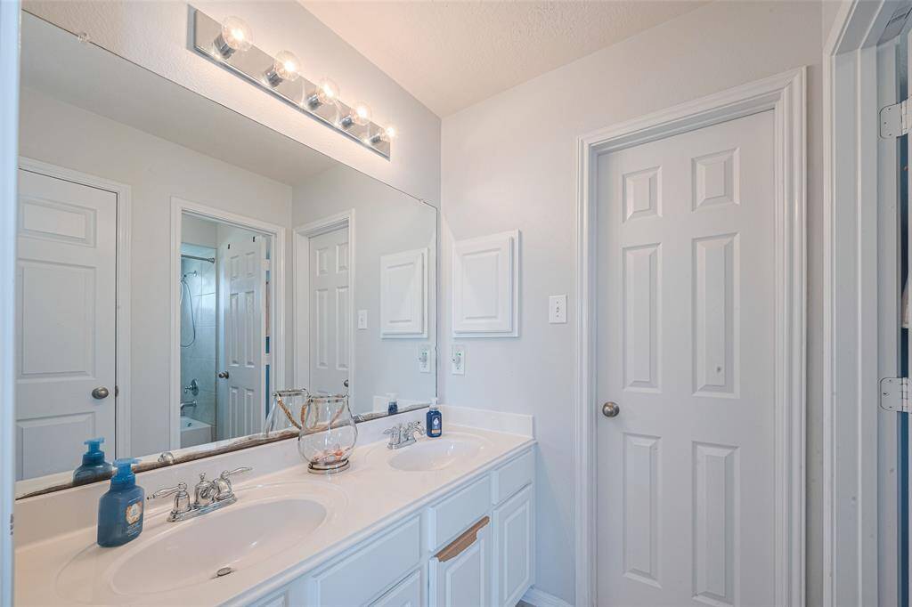 Full bathroom 3