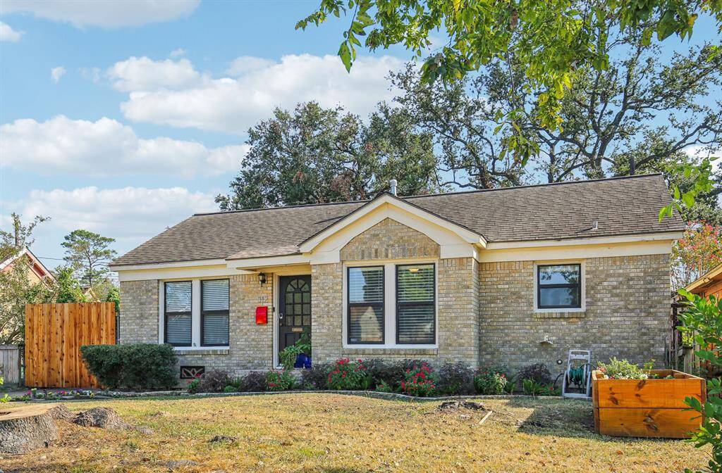A true Lindale Park gem!
