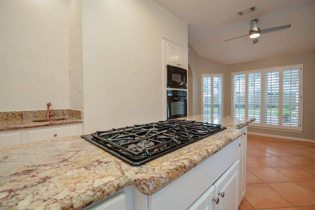 Gas cook range and telescopic downdraft system for ventilation