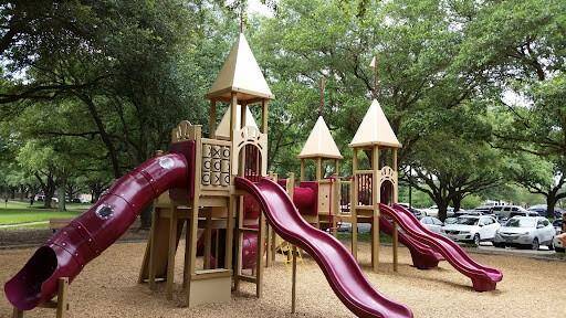 Next to the tennis courts you will find the park pergola with restrooms, perfect for gatherings or parties, as well as a swing set and a playground.