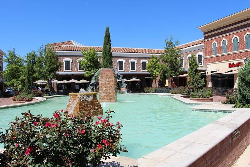 The Villagio is walking distance and has fine restaurants and cafes.