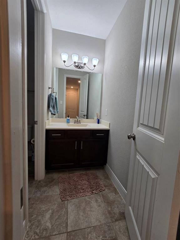 Ideal for guests and easily accessible for two secondary bedrooms, this bathroom offers practicality and comfort.