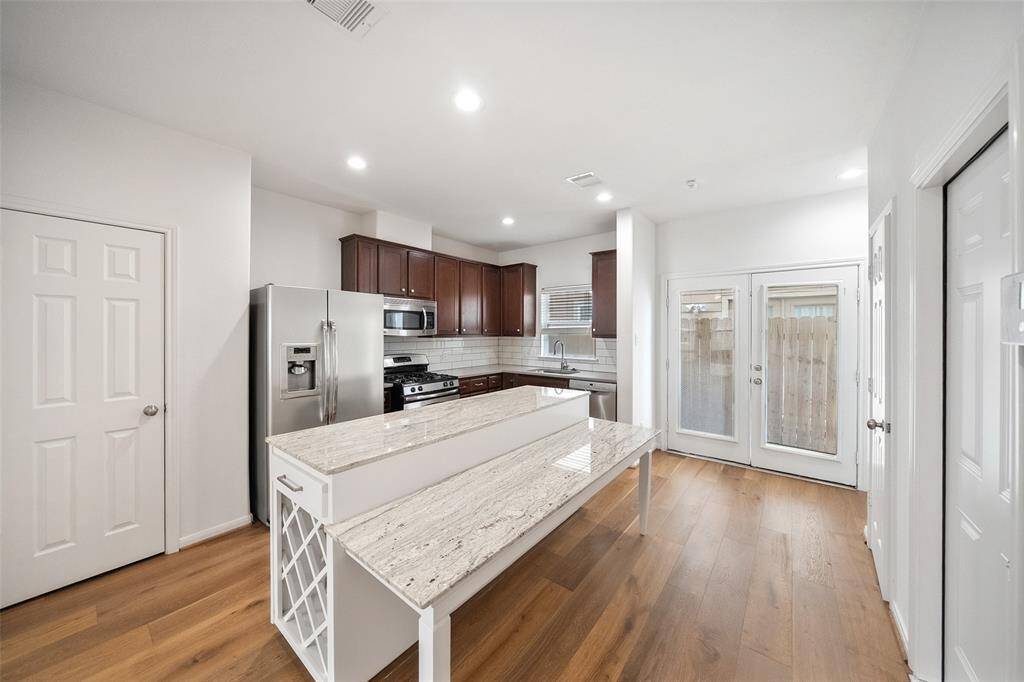 The eat-in breakfast bar/table is ideal for busy mornings or a cozy night in with friends.