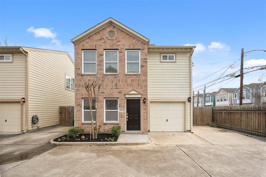 Welcome to 3210 Baer St, perfectly located just north of the vibrant EaDo area. Minutes from top dining, entertainment, and endless amenities.