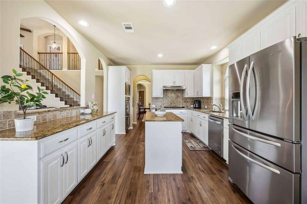 Look at all the cabinet space here and there's even a middle island for extra working space for the chef in the family.