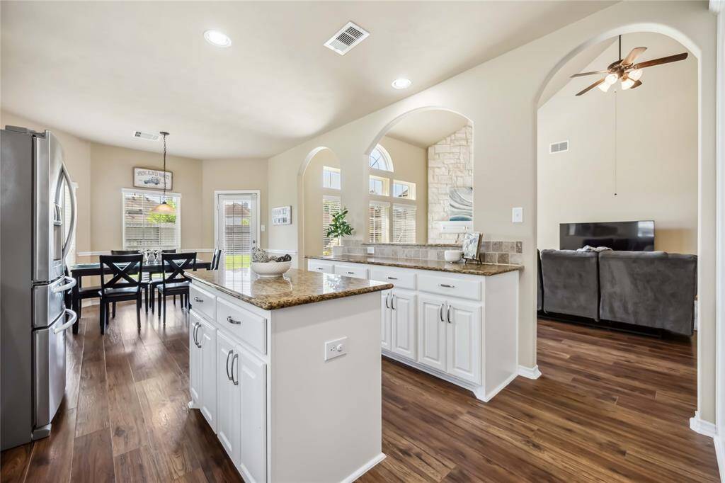 Arched accent walls showing off the beautiful craftsmanship of the home.