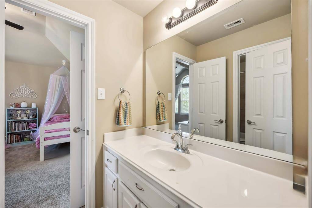 Full size Jack and Jill bath for the other 2 secondary bedrooms.