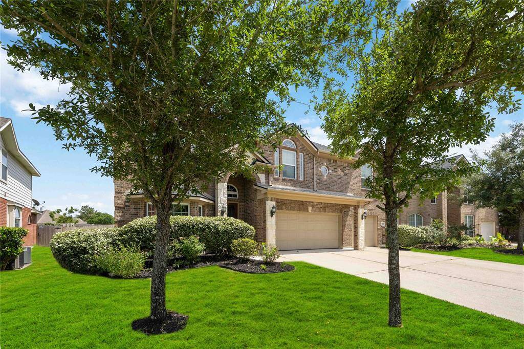 Short distance to the community 2nd pool, splash pad, clubhouse, basketball courts, and tennis courts.