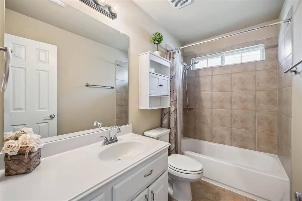 Full secondary bath between 2 of the 4 upstairs bedrooms.