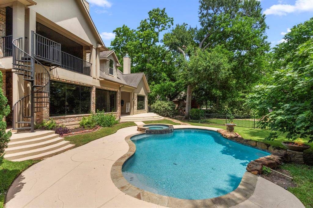 This view from one of the patios is truly spectacular. From here, you can take in the incredible scenery from every angle—whether it’s the shimmering pool and spa, the lush canopy of Pecan and Oak trees, or the breathtaking backdrop of the Brazos River.