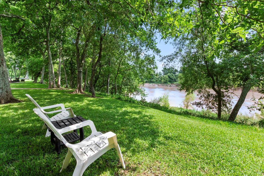 Imagine sitting here in the evening with a glass of wine, enjoying the peace and quiet, the gentle sparkle of the water below—and maybe even watching a deer or two pass right by you.
