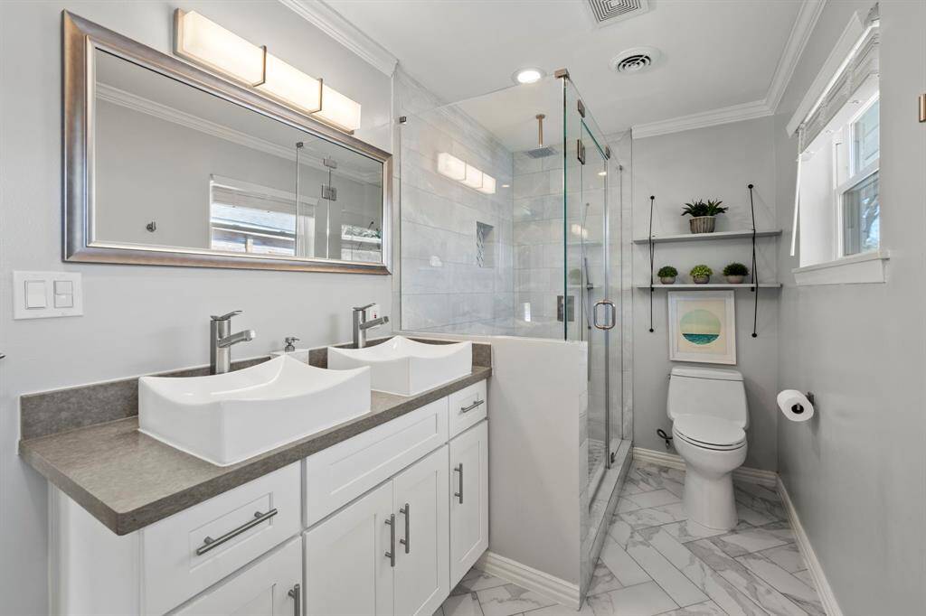 This modern bathroom combines esthetics and functionality.