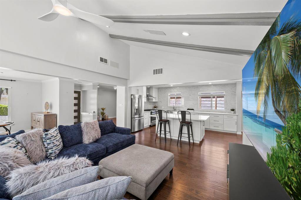 Inside the open layout the upscale finishes and carefully selected materials provide a sense of upscale confort that will make this home a place for everyone to enjoy.